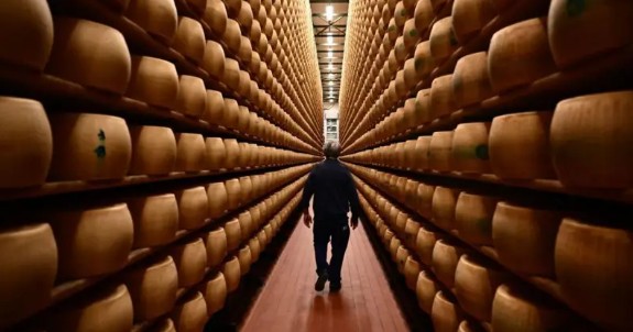 parmesao-com-microchip:-por-que-queijo-gourmet-e-alvo-de-criminosos-no-mercado-clandestino